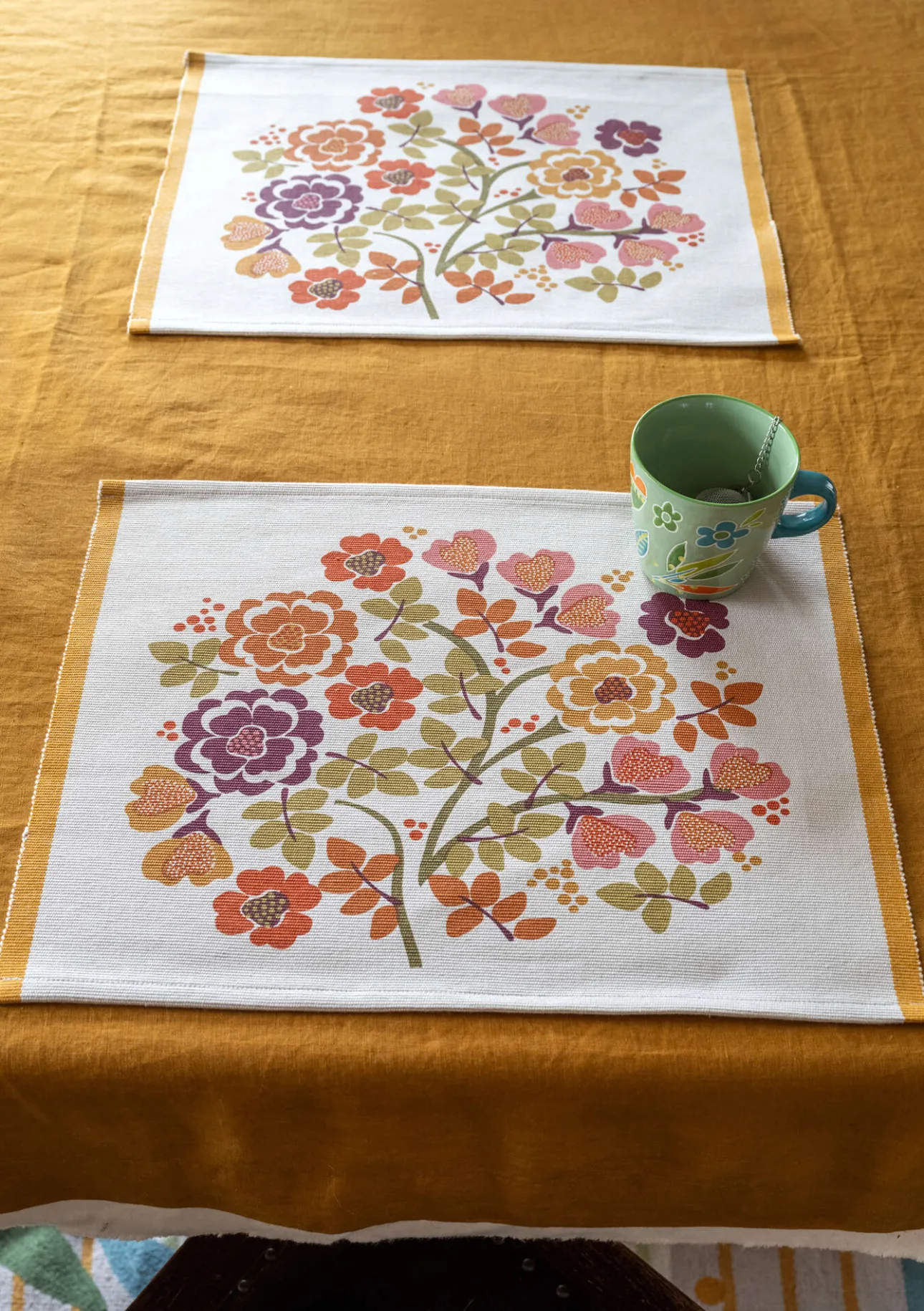 Dukar|Kök & Matplats-Gudrun Sjödén Bordstablett "Wild rose" i ekologisk bomull Henna