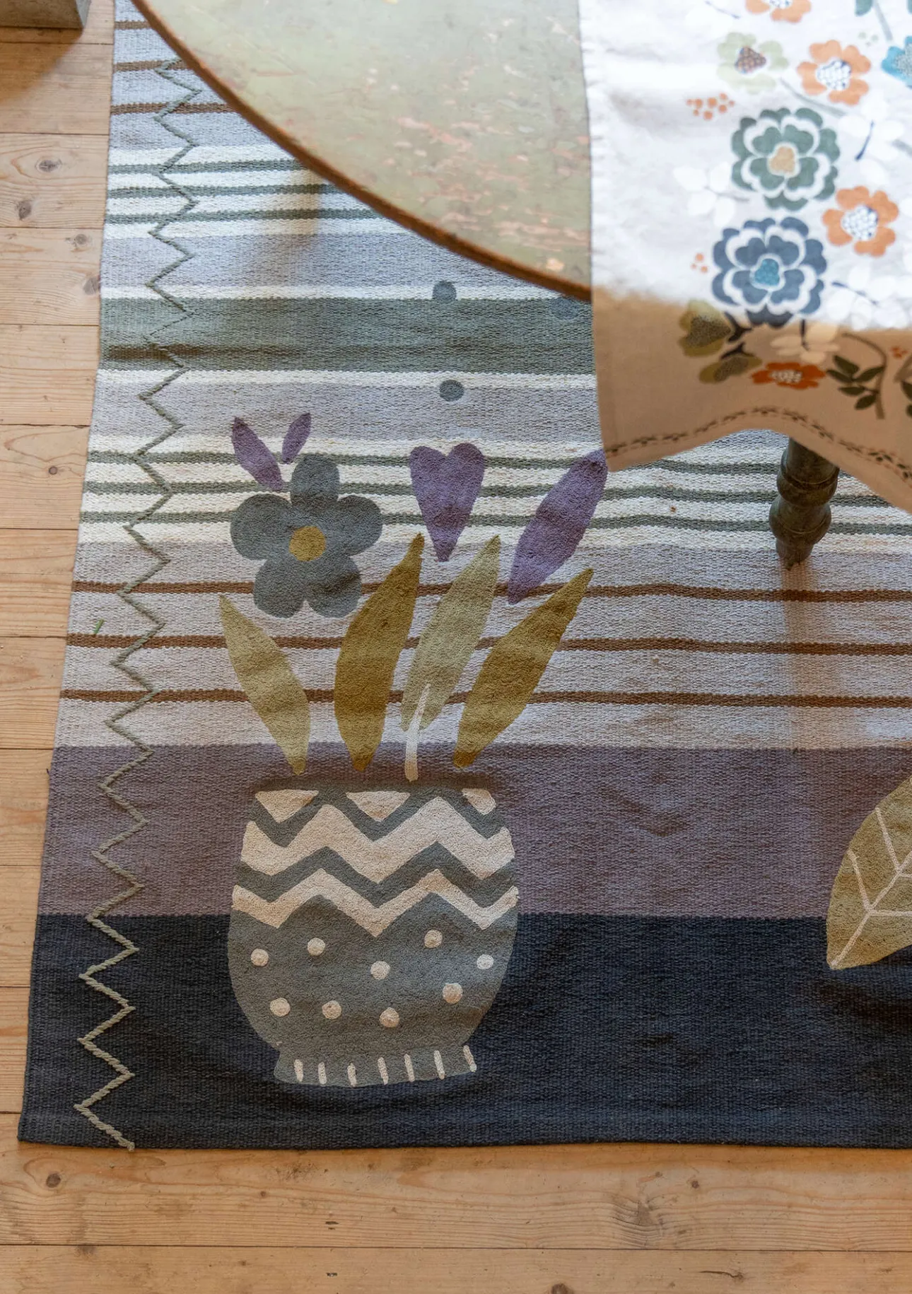 Mattor-Gudrun Sjödén Broderad matta "Flower bed" i ekologisk bomull Askgrå