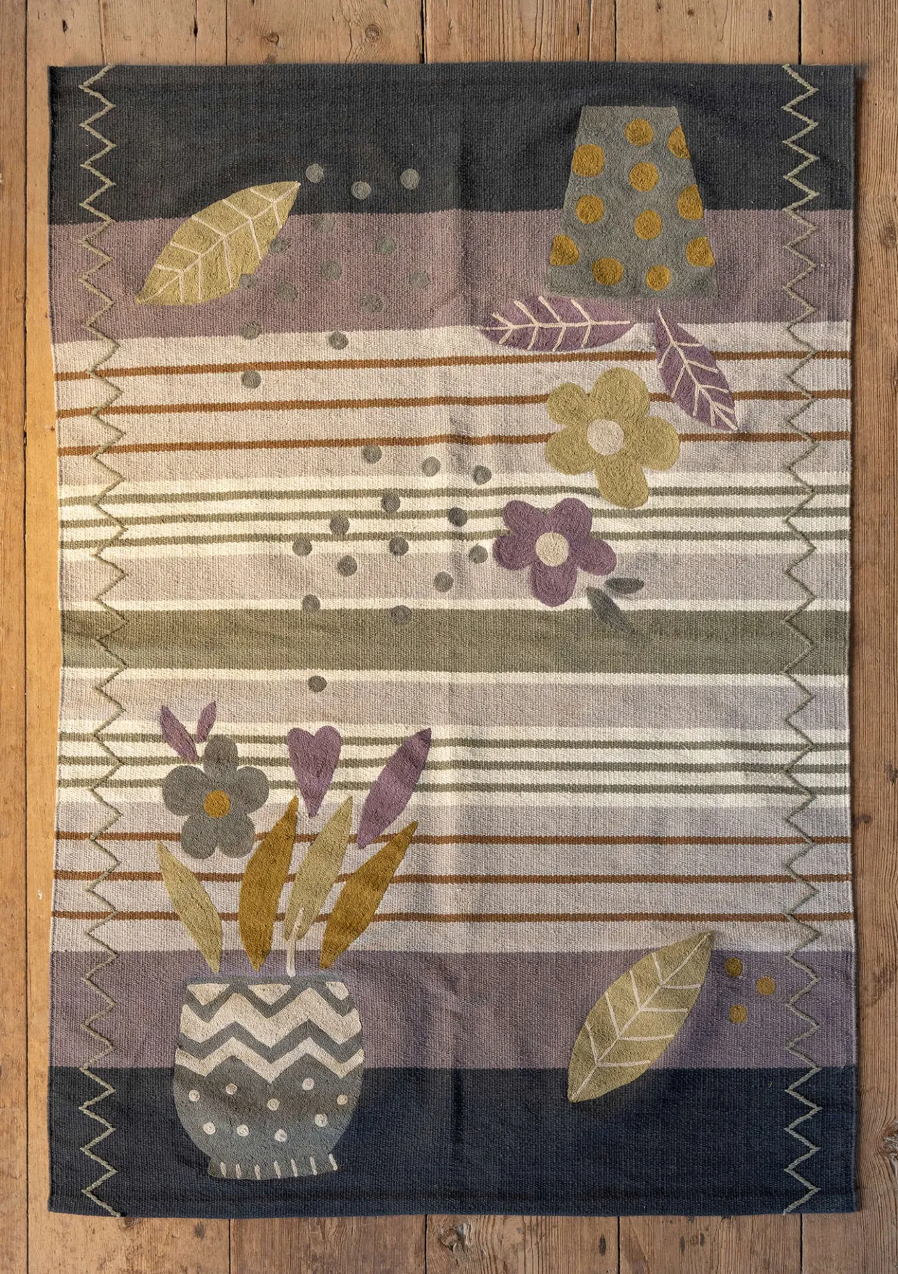 Mattor-Gudrun Sjödén Broderad matta "Flower bed" i ekologisk bomull Askgrå