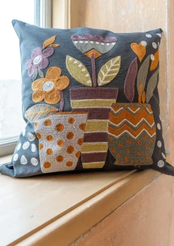 Kuddar & Kuddfodral|Sovrum-Gudrun Sjödén Broderat kuddfodral "Flower pots" i ekologisk bomull Mörkaskgrå
