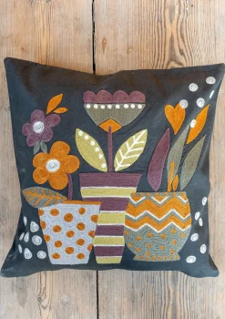 Kuddar & Kuddfodral|Sovrum-Gudrun Sjödén Broderat kuddfodral "Flower pots" i ekologisk bomull Mörkaskgrå