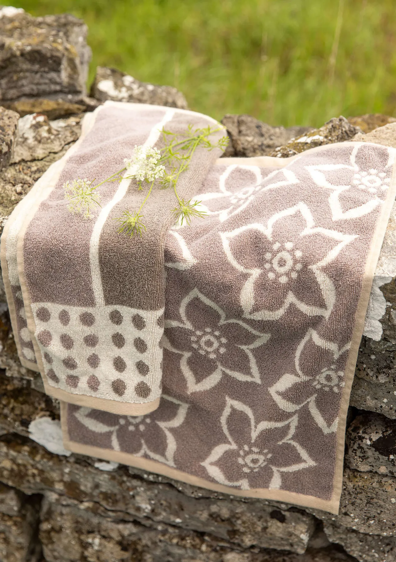 Frotté|Badrum-Gudrun Sjödén Gästhandduk "Flow" i ekologisk bomull 2-pack Kalksten
