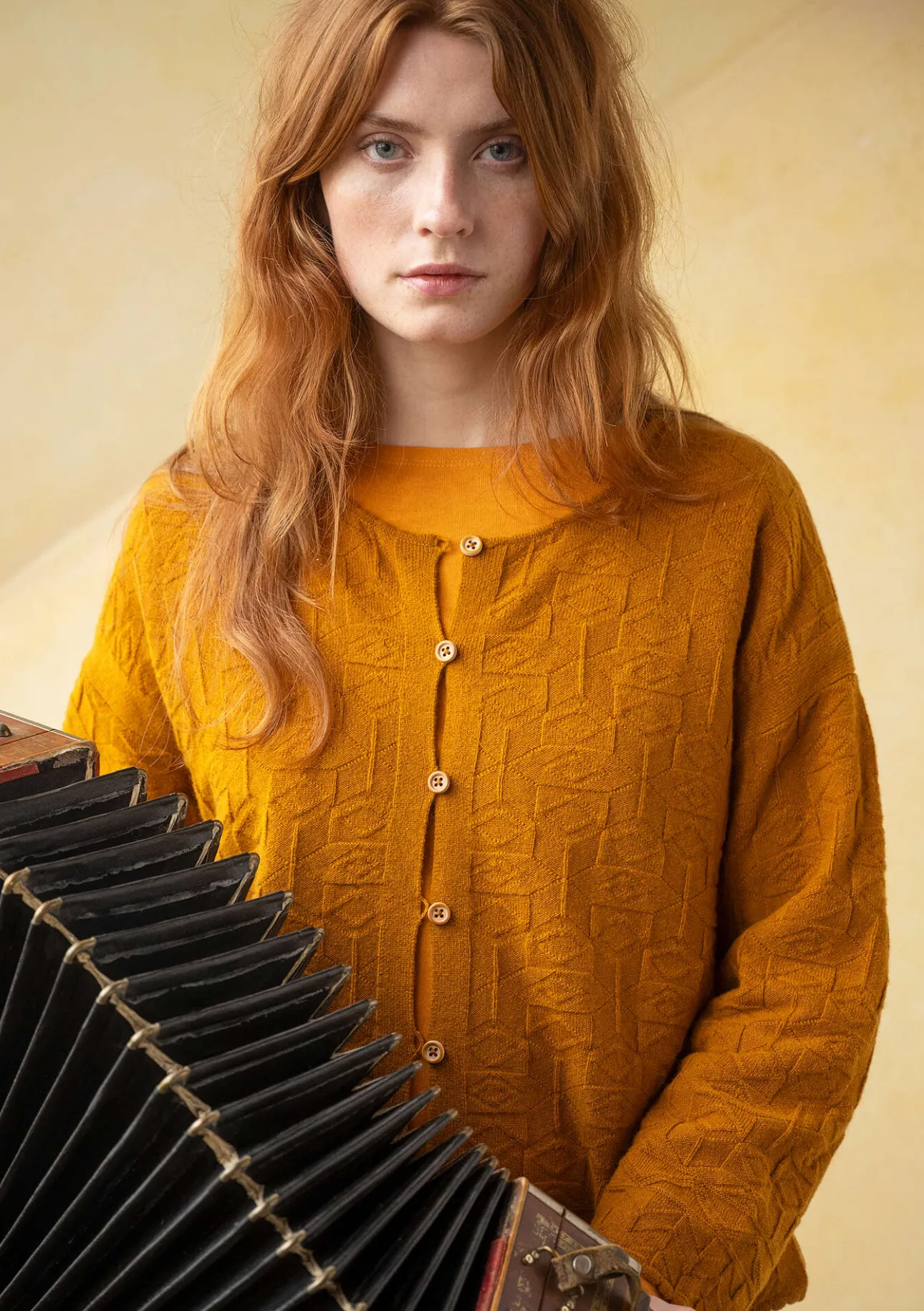 Koftor-Gudrun Sjödén Kofta "Nova" i lammull Senap/melange