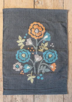 Mattor-Gudrun Sjödén Matta "Wild rose" i ekologisk bomull Mörkaskgrå