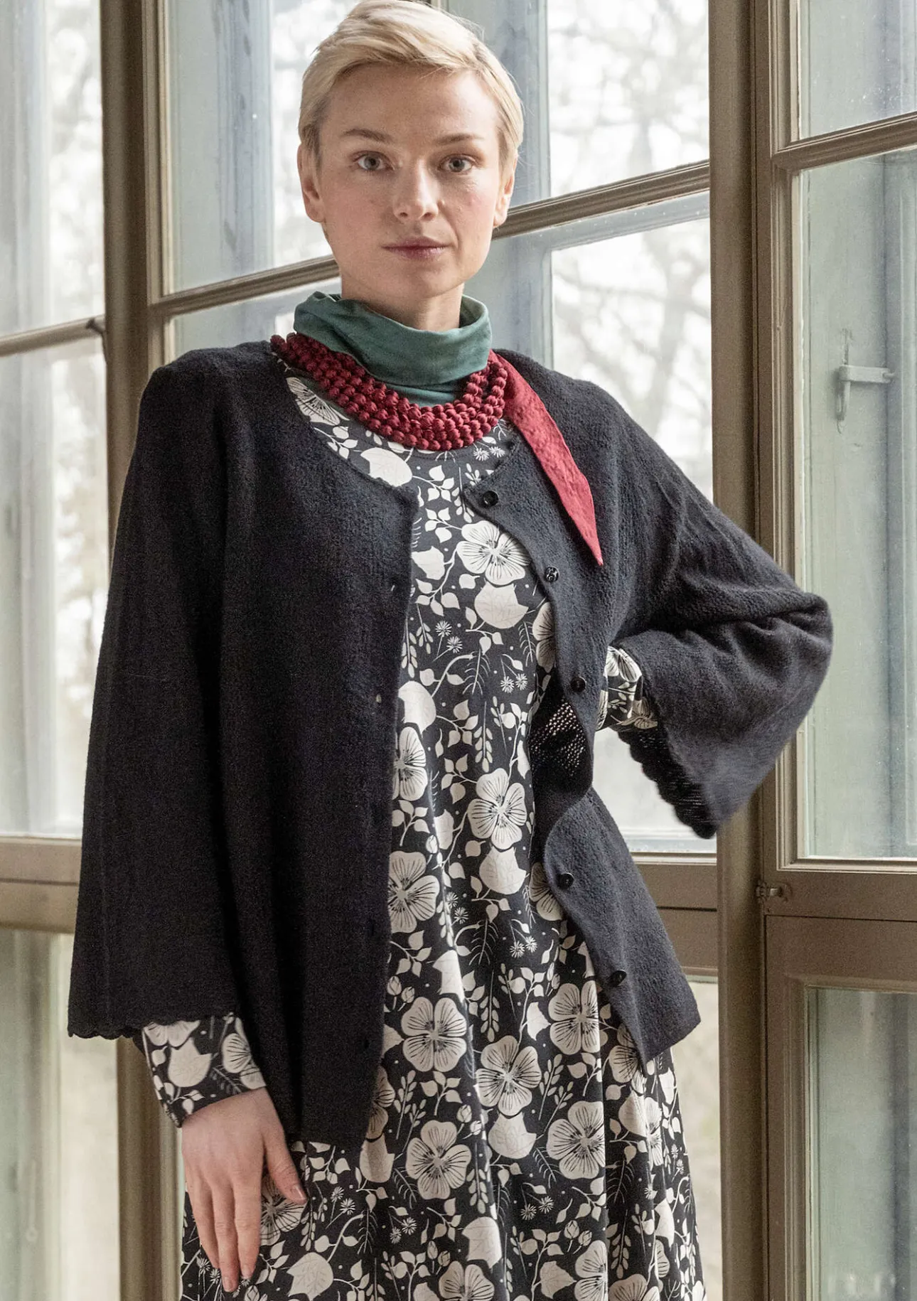Koftor-Gudrun Sjödén Pointellekofta "Blomstra" i filtad ull Svart