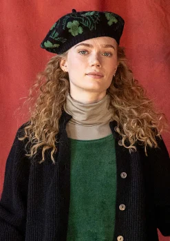 Accessoarer-Gudrun Sjödén Stickad basker "Gnistra" i alpackamix/ekoligisk och återvunnen bomull Svart