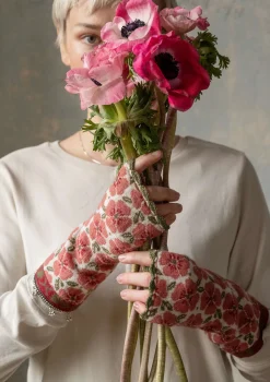 Accessoarer-Gudrun Sjödén Torgvante "Anemone" i ekologisk ull Mörklilja