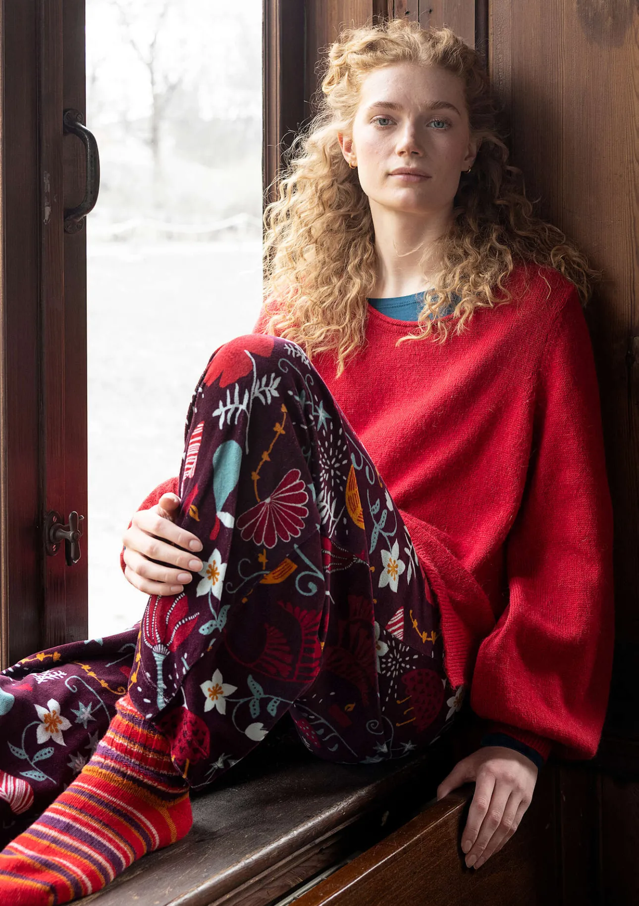 Byxor-Gudrun Sjödén Velourbyxa "Fyrverkeri" i ekologisk bomull/återvunnen polyester Aubergine/mönstrad