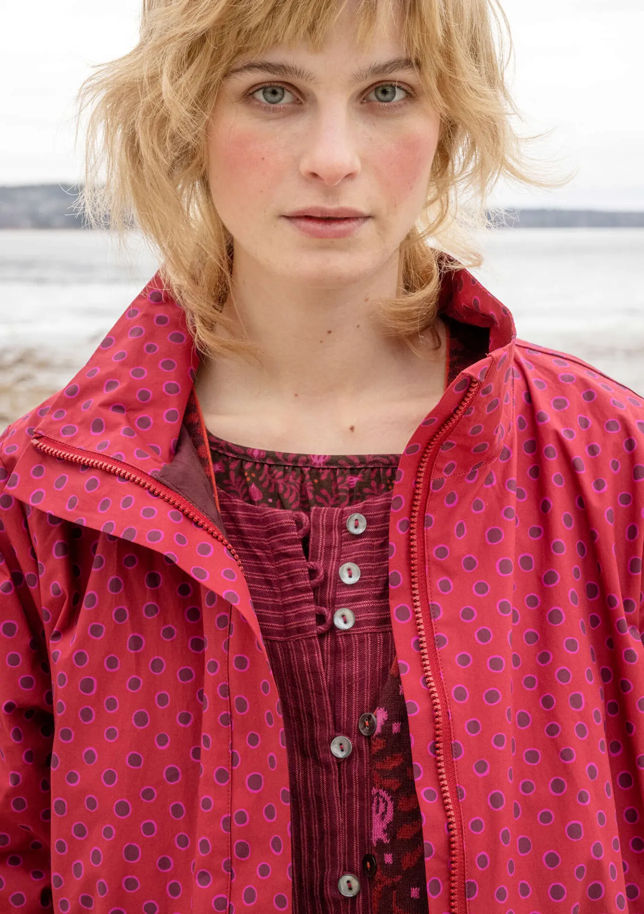 Kappor & Jackor-Gudrun Sjödén Vävd parkas "Lucy" i ekologisk bomull Tranbär/mönstrad