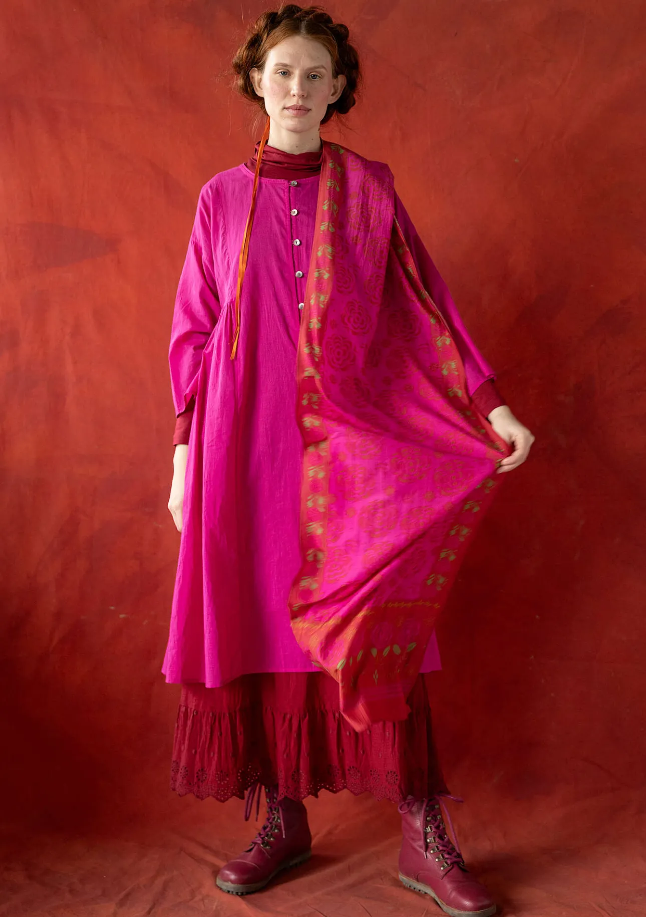 Accessoarer-Gudrun Sjödén Vävd sjal "Kamelia" i ekologisk bomull/siden Cerise